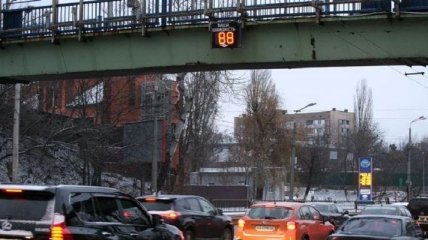 В Киеве установили табло для демонстрации скорости потока авто