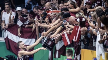 Латвийские болельщики празднуют победу
