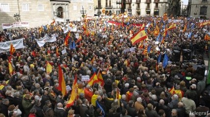 В Барселоне тысячи людей митингуют против независимости Каталонии