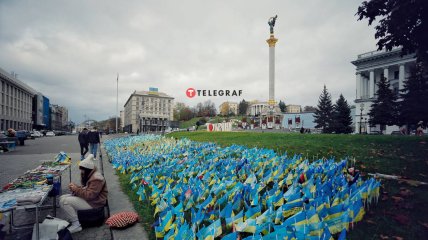 Люди вшановують пам'ять бійців, які загинули в боях із російськими окупантами