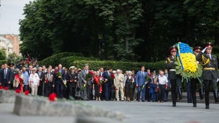 Президент Украины возложил цветы к могиле Неизвестного солдата в Киеве