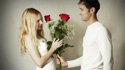 Когда появилась традиция дарить женщинам цветы на 8 марта?