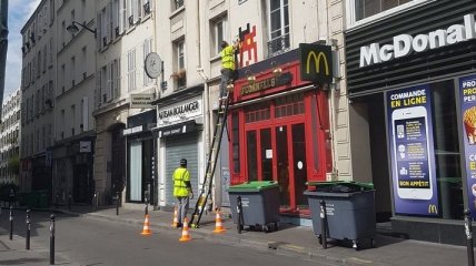 "Коммунальщики" похитили художественные мозаики из улиц Парижа