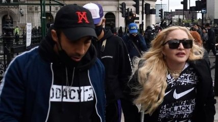 На костылях: Мадонна приняла участие в акции протеста против расизма в Лондоне (Фото, Видео)