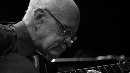 Умер известный джазовый гитарист Джим Холл