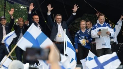 Финские ВВС сопроводили самолет с чемпионами мира по хоккею (Видео)