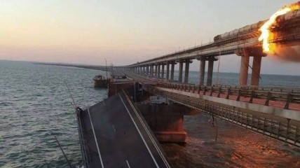Після "бавовни" обвалилося кілька прольотів автомобільної частини Кримського мосту