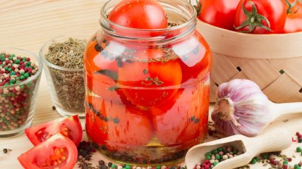 Мариновані помідори – топова зимова страва