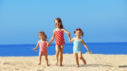 Не скучаем: увлекательных игры для детей до 3-х лет на пляже