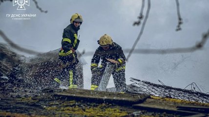 Рятувальники на даху будинку