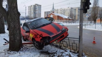 Летающий Opel: сеть озадачили фото ДТП в Харькове