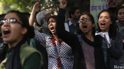 В Индии 8 мужчин изнасиловали туристку 