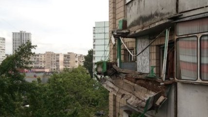В Киеве обвалился балкон многоэтажки: местный житель решил устроить там клубничный огород (фото)