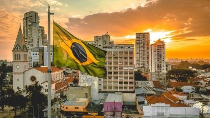 У Бразилії тисячі людей протестують через ігнорування президентом пандемії
