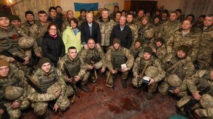 Президент с сенаторами США прибыл на Донбасс