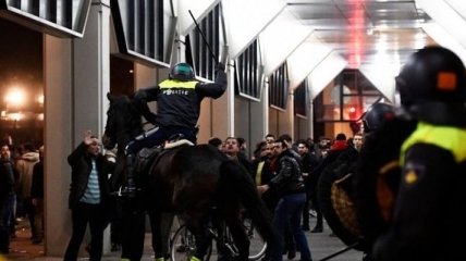 В Роттердаме конная полиция разогнала протест турецкого населения