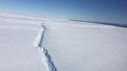 Ученые показали рост гигантской трещины в Антарктиде 