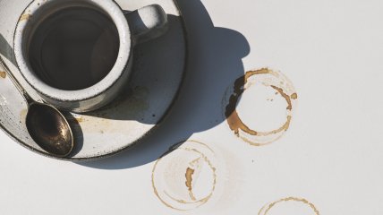Вивести плями від кави можна за допомогою підручних засобів.