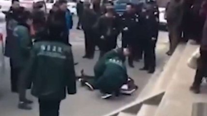 В Китае злоумышленник напал с ножом на людей возле школы и убил семь человек (видео)