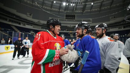 Александр Лукашенко подарил хоккеистам "Динамо" Минск сало