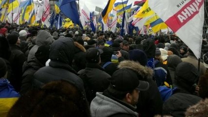 Колонна митингующих движется к Кабинету Министров Украины