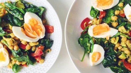 Рецепт дня: пасхальный салат с пророщенным нутом и яйцом