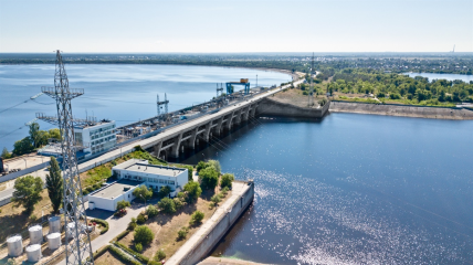Каховская ГЭС и мост возле нее