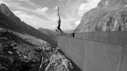 Невероятно прекрасное и опасное увлечение норвежского эквилибриста (Фото)