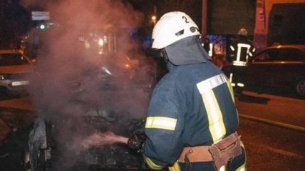 В одном районе Киева сгорели два автомобиля (Видео)