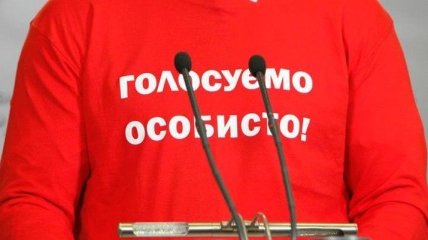 Депутату ПР оппозиция подарила свитер 