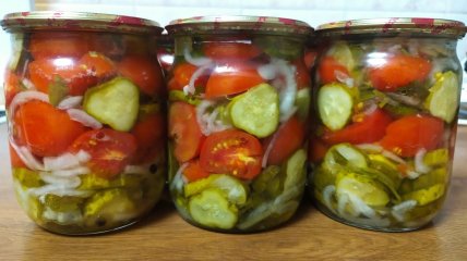 "Ніжинський" салат з огірків та помідорів