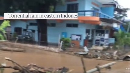 На Индонезию обрушилось мощное наводнение: власти насчитали 55 жертв, но люди продолжают гибнуть (видео)