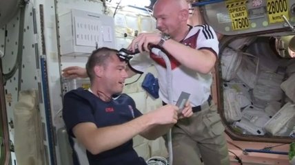 Астронавты НАСА лишились своих шевелюр (Видео) 