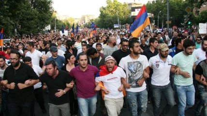 Полиция водометами разогнала демонстрантов в центре Еревана (Видео)