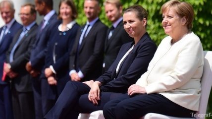 Меркель сидя на стуле слушала гимны ФРГ и Дании (Видео)