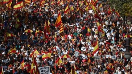 В Барселоне проходит марш за единство с Испанией 