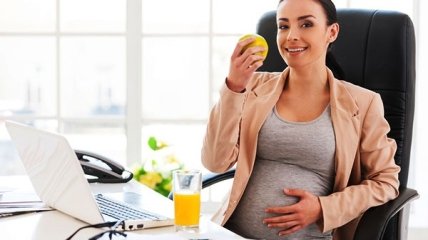 Почему беременным вредно работать?