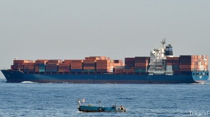 В крупном порту Европы контейнеровоз сел на мель