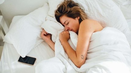 Людина уві сні може випадково зіштовхнути телефон