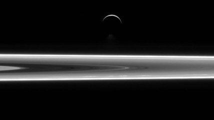 Кассини сделала снимок "парящего" над кольцами Сатурна Энцелада 