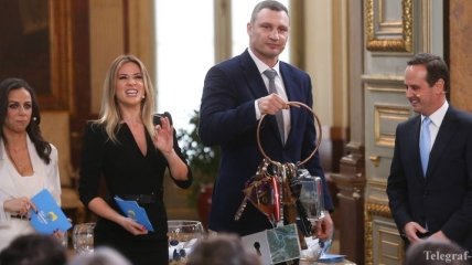 Евровидение 2018: Мэр Киева вручил Лиссабону ключи от песенного конкурса  