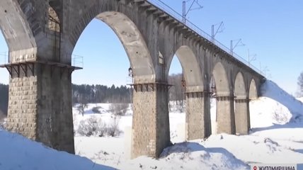 На Житомирщине подросток прыгнул с 30-метрового моста в реку из-за девушки: что он выжил - чудо