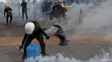 В Гонконге полиция борется с протестующими радикальным способом