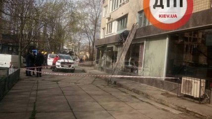 В Киеве самоубийца прыгнул из окна, но не долетел до земли (фото 18+)