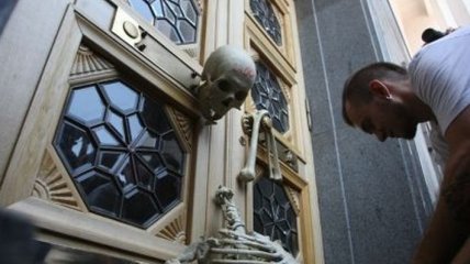 Активисты оставили под дверью ВР скелет