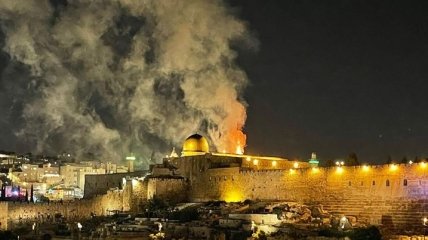 В Израиле после ракетного обстрела горит Храмовая гора: опубликованы фото и видео