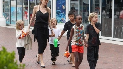 Самовыражение и никаких ограничений: как воспитывает детей Анджелина Джоли