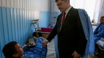 Президент в Запорожье посетил в госпитале раненых участников АТО