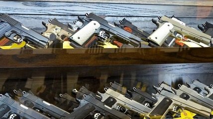 Возрастной ценз на покупку оружия в США не ограничили