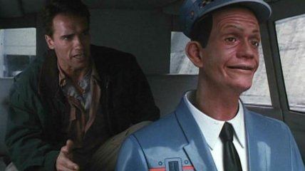 Waymo Driver не болтает за рулем, как человекоподобный водитель Johnnycab в фильме "Вспомнить все"